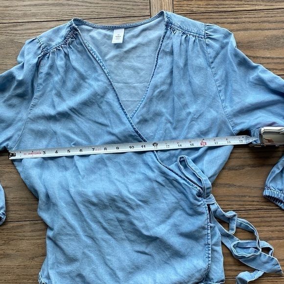 & Denim for H&M Chambray Lyocell Wrapover Blouse Lightweight Denim Size 2 - Picture 10 of 11